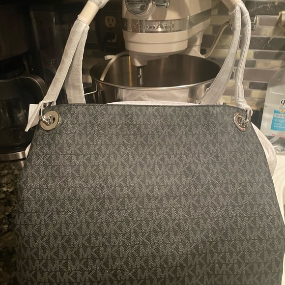 NWT BEAUTIFUL MICHAEL KORS SHOULDER BAG WITH THREE COMPARTMENTS. - Picture 3 of 11